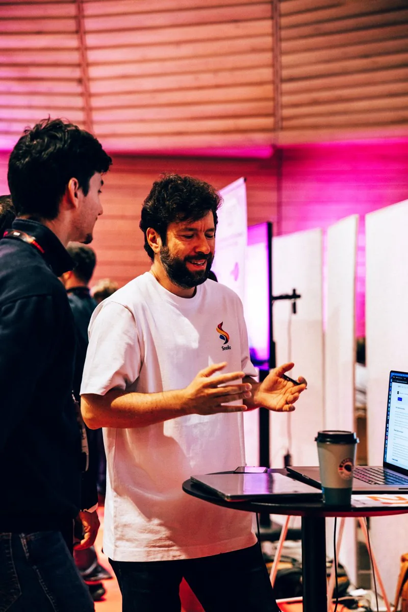 A Snoika team member explaining the product to a visitor