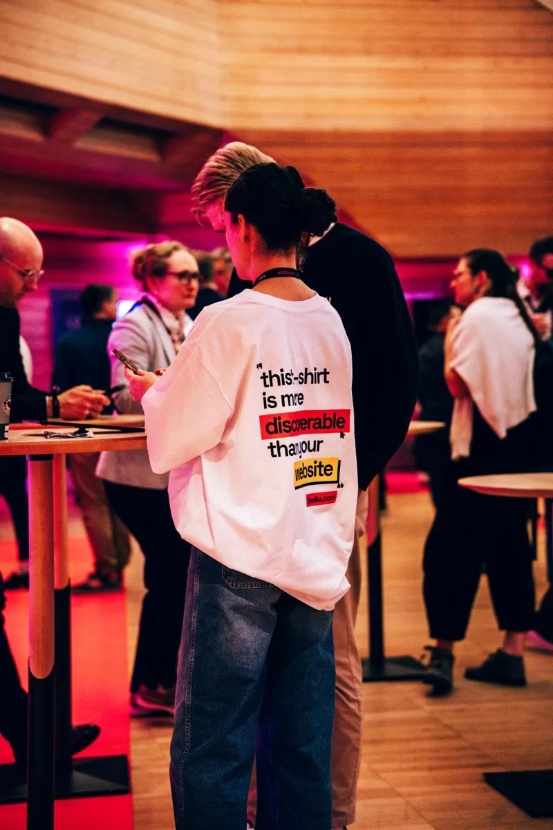 The back of a Snoika t-shirt in the crowd