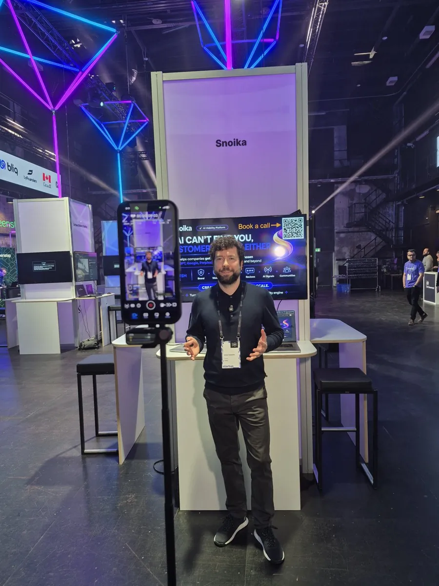 Recording a video in front of the Snoika stand
